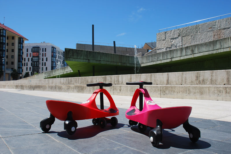 Há vários modelos de diferentes cores do brinquedo Didicar Original. Escolha o seu e desfrute.